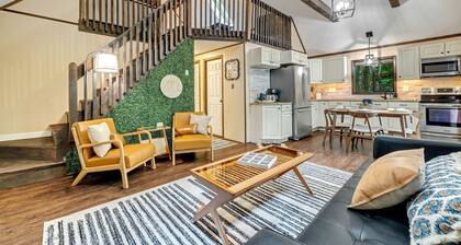 6min walk to pool, AC, Wi-Fi, Arcade, Firepit, BBQ, Deck.