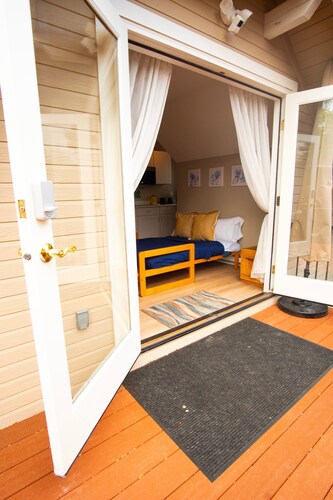 The Mayor Suite - A Peaceful Downtown Studio by St. Luke's