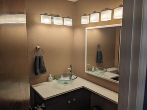 Haartrockner, Handtücher, Seife, Shampoo