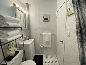 Handtücher, Seife, Shampoo, Toilettenpapier