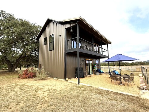 Private, redwood cabin with endless Hill Country views. Horse & dog friendly!