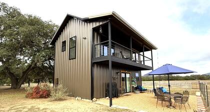 Private, redwood cabin with endless Hill Country views. Horse & dog friendly!