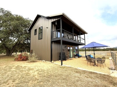 Private, cabin with endless Hill Country views. Horse & dog friendly!