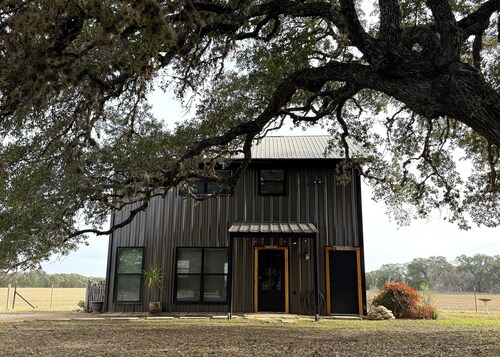 Private, redwood cabin with endless Hill Country views. Horse & dog friendly!