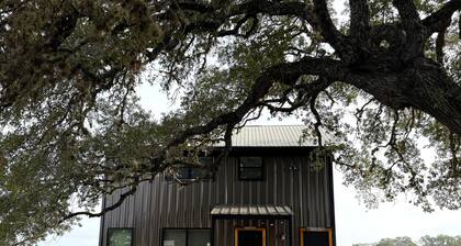 Private, redwood cabin with endless Hill Country views. Horse & dog friendly!