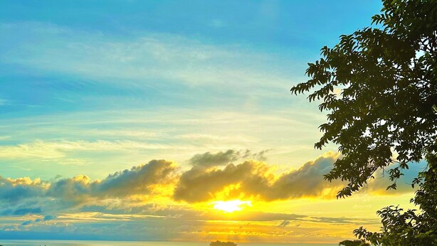 Une piscine offrant une vue sur le coucher de soleil sur l’océan.