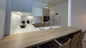 コーヒー / ティーメーカー、冷蔵庫、電子レンジ、オーブン