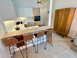 Een koelkast, een magnetron, een oven, een vaatwasser