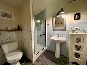 Toallas, jabón, shampoo, papel de baño 