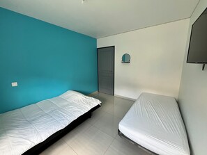 4 bedrooms, iron/ironing board, WiFi