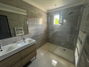 Douche, sèche-cheveux, papier toilette