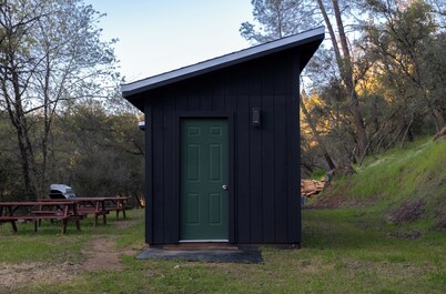 Private, peaceful cabin's on the Bear River. Pets welcome!