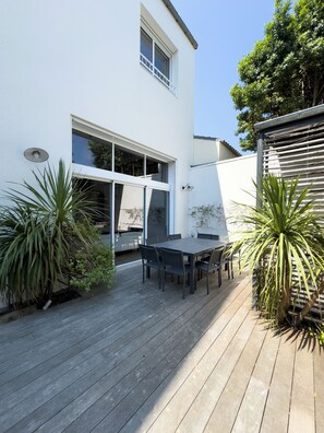 Outdoor dining - Maison Coeur de Ville. Idéale Pour les Familles et les Sportifs! (Les Sables-d'Olonne)