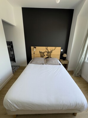 4 quartos, ferros/tábuas de passar roupa, berço de viagem