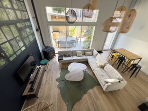 Smart-TV, Bücher, Stereoanlage