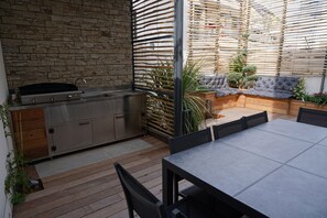 Outdoor dining - Maison Coeur de Ville. Idéale Pour les Familles et les Sportifs! (Les Sables-d'Olonne)