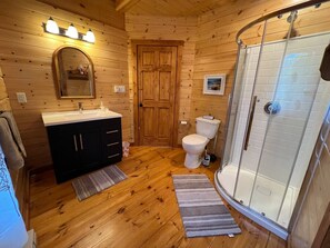 Hårføner, såpe, sjampo og toalettpapir