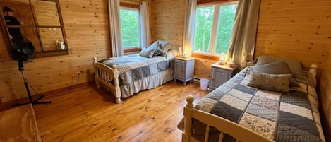 5 bedrooms, desk, travel crib, WiFi