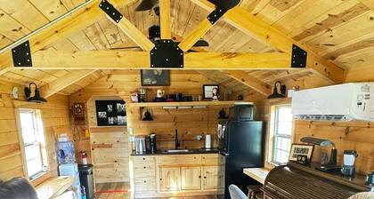 Cabin-sleeps FIVE: 5 min drive to Clinton, IA Riverfront -TAILGATE & TALL BOYS