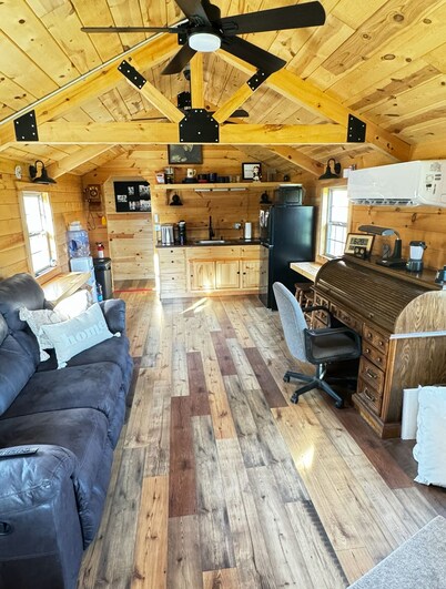 Cabin-sleeps FIVE: 5 min drive to Clinton, IA Riverfront -TAILGATE & TALL BOYS
