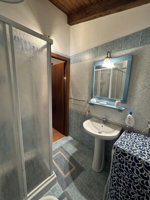 Shower, hair dryer, bidet, towels - The sweet little house (Palermo)