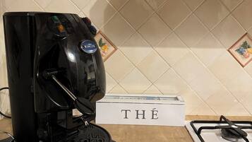 Frigorifero, microonde, piano cottura, bollitore elettrico