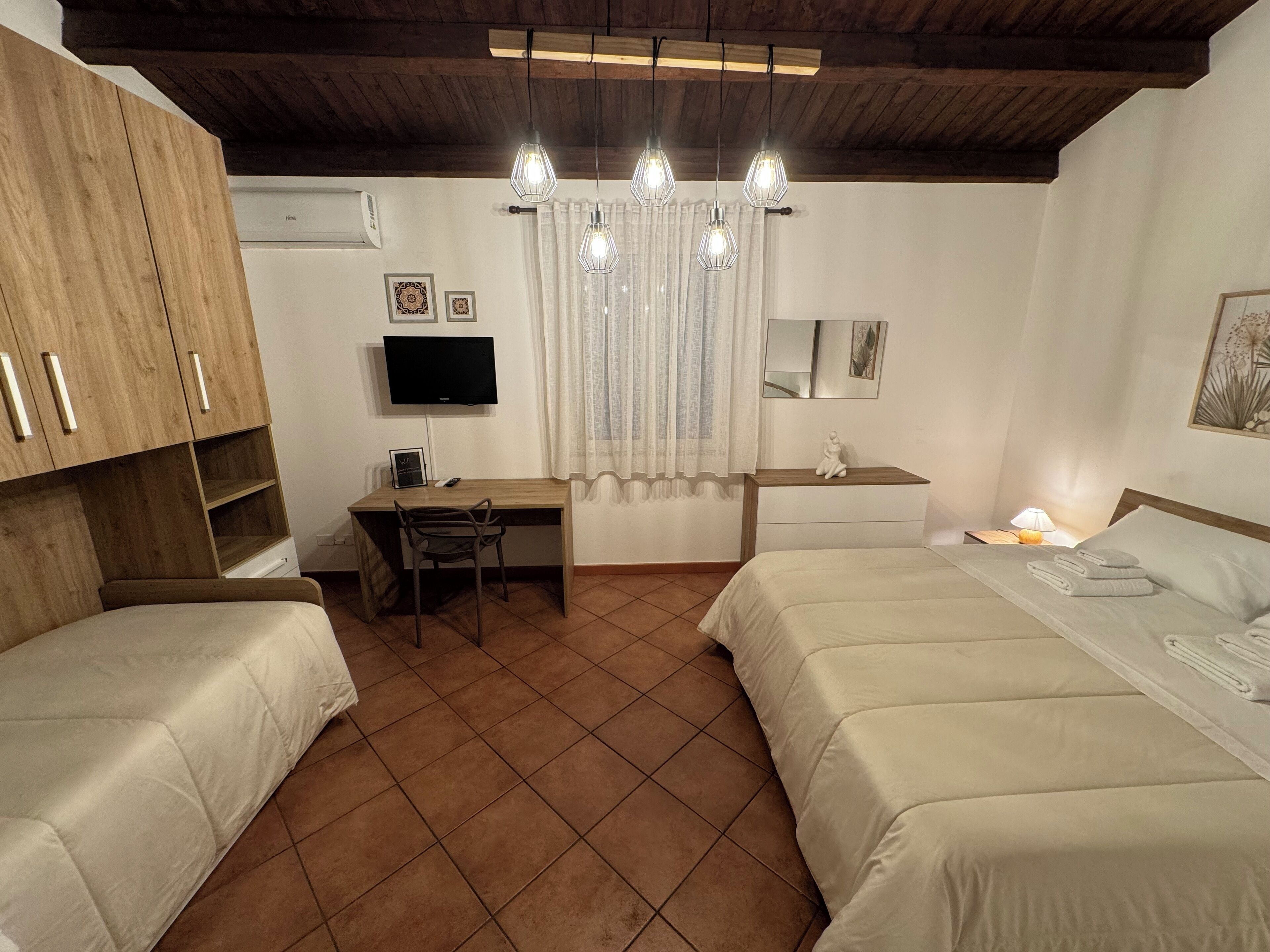 1 quarto, escrivaninha, ferros/tábuas de passar roupa, Wi-Fi