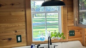 Bathroom - Enjoyable 2-bedroom bungalow with AC close to charming "Beaufort by the Sea" . (Havelock)