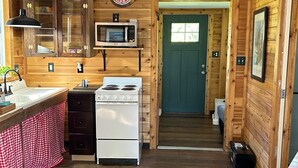 Private kitchen - Enjoyable 2-bedroom bungalow with AC close to charming "Beaufort by the Sea" . (Havelock)