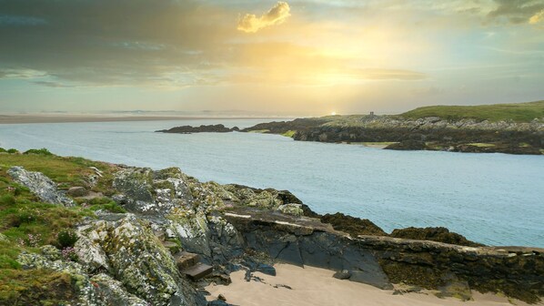 On the beach - The Gun Room - an on the beach that sleeps 4 guests in 2 bedrooms (Valley)