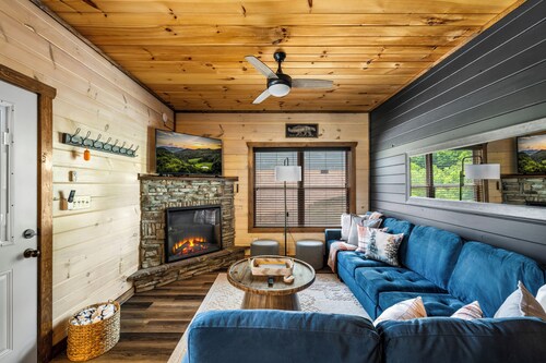 Luxury Family Cabin • Near Dollywood & Island • Hot Tub • Games • Views • Pets