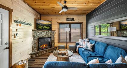 Luxury Family Cabin • Near Dollywood & Island • Hot Tub • Games • Views • Pets