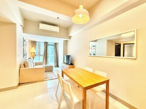 Dining room - Uptown Parksuites 2 (Taguig)