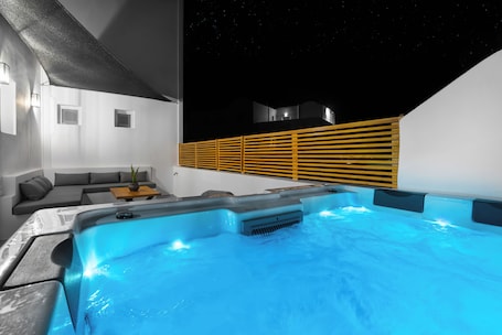 Deluxe Apartment, Balcony, Mountain View | Private spa tub