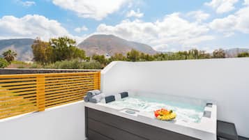 Apartamento luxo, sacada, vista para a montanha | Hidromassagem externa
