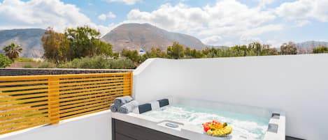Appartement Deluxe, balcon, vue montagne | Bain à remous extérieur