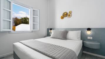 Apartamento luxo, sacada, vista para a montanha | Cofres nos quartos, espaço de trabalho para notebook, cortinas blackout