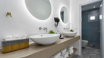 Apartamento luxo, sacada, vista para a montanha | Banheiro | Chuveiro, secador de cabelo, toalhas de banho, sabonete