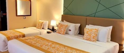 Comfort-Dreibettzimmer | 1 Schlafzimmer, Zimmersafe, Schreibtisch, laptopgeeigneter Arbeitsplatz