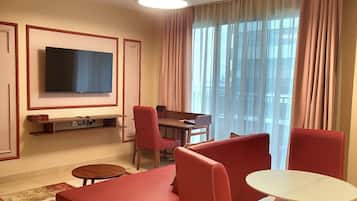 Quarto triplo conforto | Área de estar | Smart TV 45 polegadas com canais via satélite, lareira