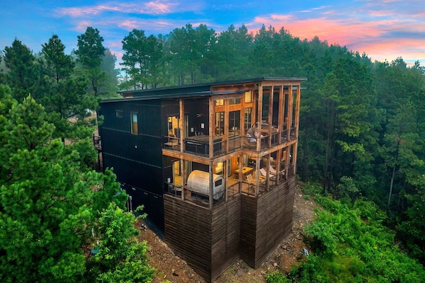 Oakley's Overlook sits high above Broken Bow, offering sweeping, unobstructed views of the stunning Kiamichi Mountains. This mountaintop retreat delivers scenery that truly steals the show.