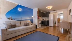 Un appartement moderne doté d’un espace de vie comprenant un canapé et offrant une vue sur un pont.