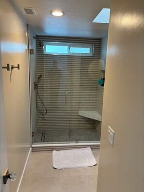 تجهيزات دش، مجففات شعر، مناشف، صابون