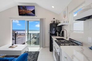 Frigorífico, microondas, horno y placa de cocina