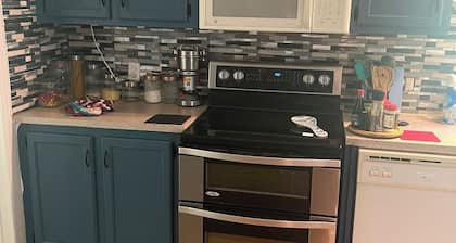 Peaceful and Spacious mountain retreat. Full of amenities. Off grid yet close.