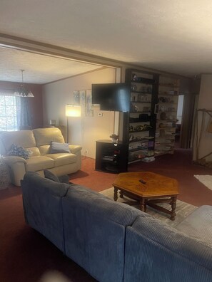 TV connectée, cheminée, baby-foot, livres