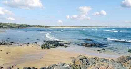 Experience cosy comfort in this Cairnbulg holiday home, featuring a log fire.