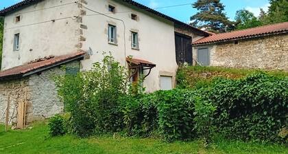 Corps de ferme a l orée de la foret Le Pouradou , a 5 minutes de La chaise dieu