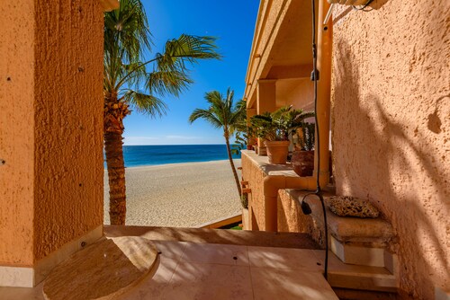 Newly Remodeled, Great Views, Beachfront! 