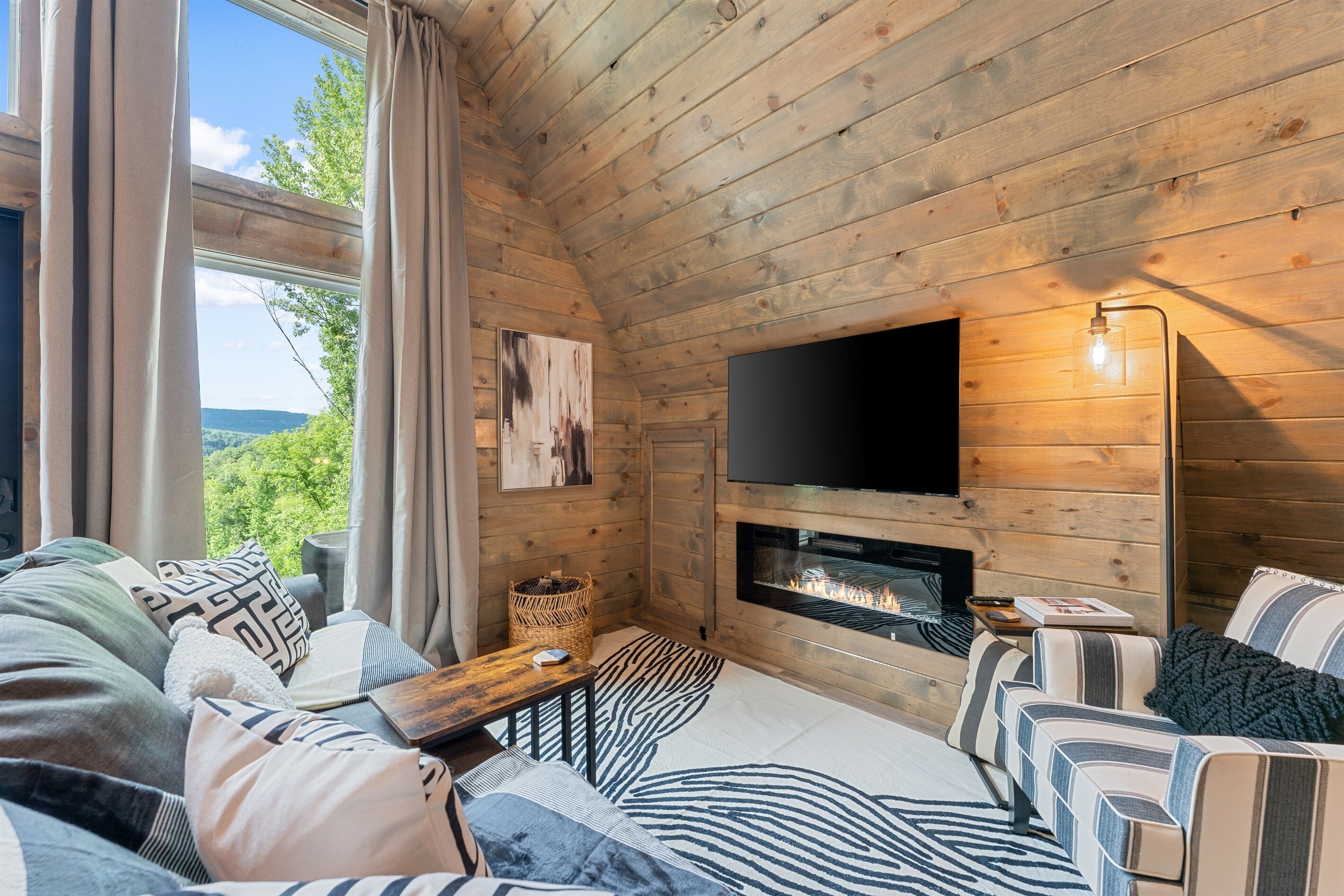 Couples Retreat with Hot Tub & View!